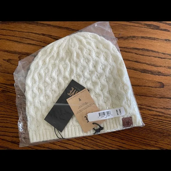 Frye Knit Beanie Hat NWT - Picture 3 of 7